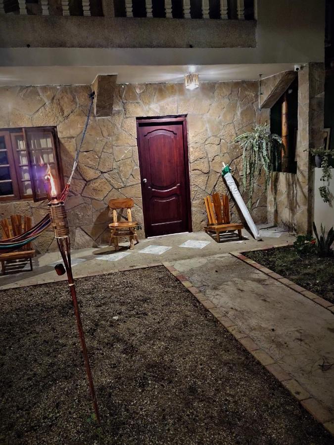 מונטניטה Hostal Moai מראה חיצוני תמונה